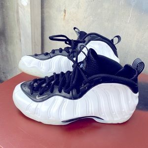 White foamposits for sale 550!!! Need money  Please support